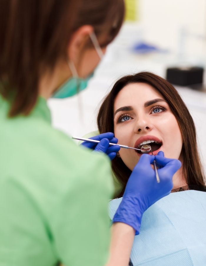 dentist-does-a-hollywood-smile-pretty-patient-