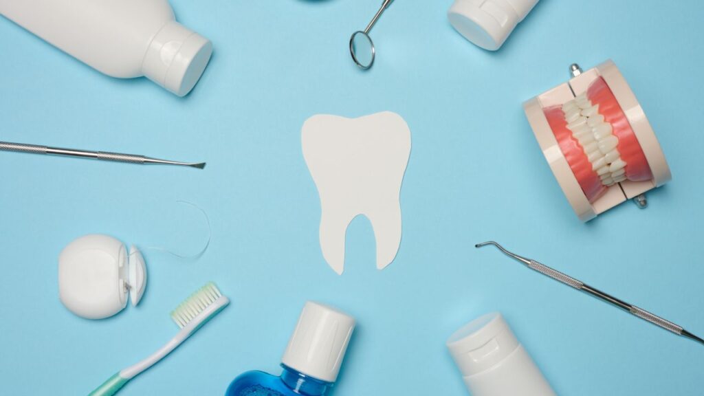 Options in Russia for lowering Hollywood smile cost in Russia: dental tools, tooth icon, floss and a model smile on a blue background.